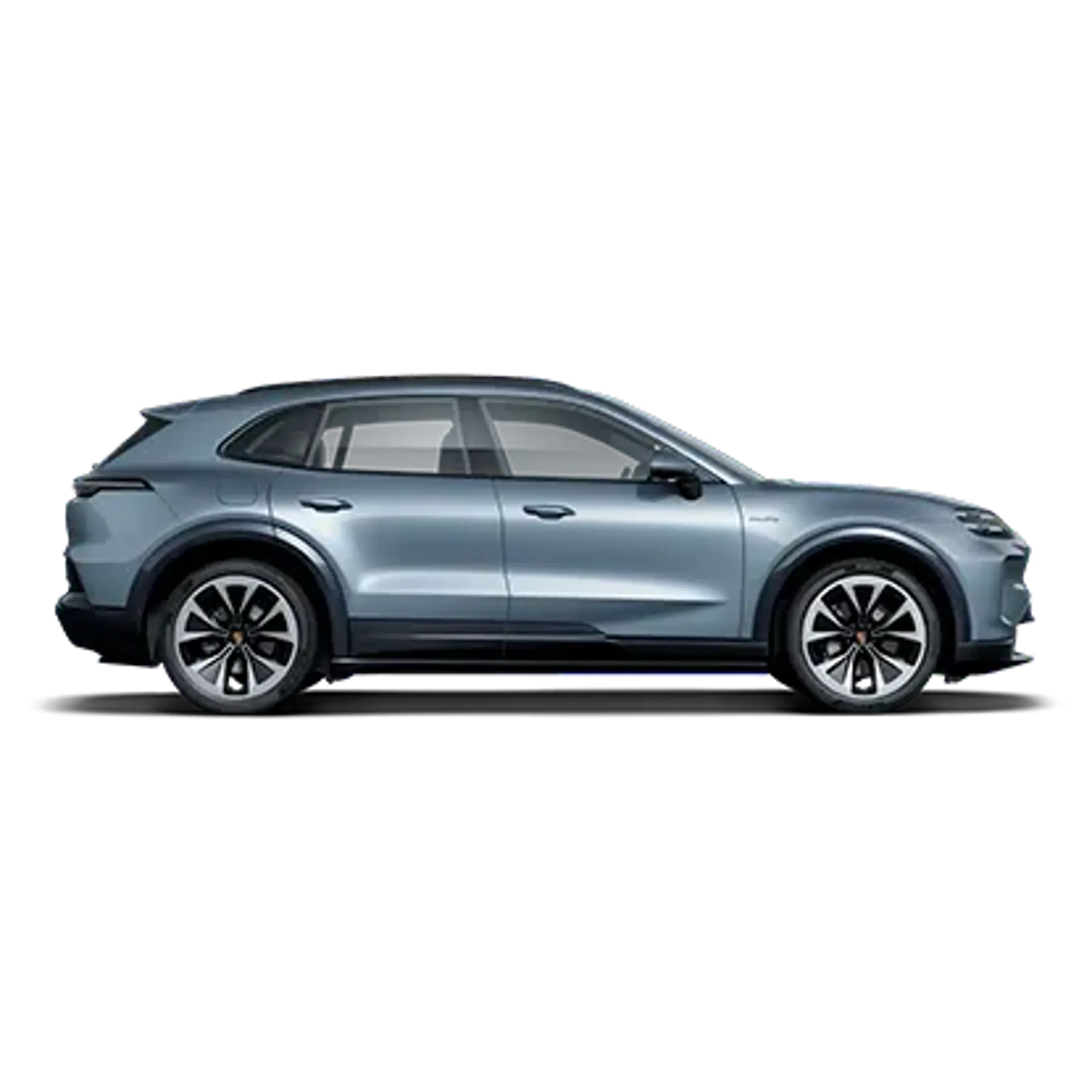 Sideprofil af en sølvgrå elektrisk Porsche Cayenne SUV mod hvid baggrund.