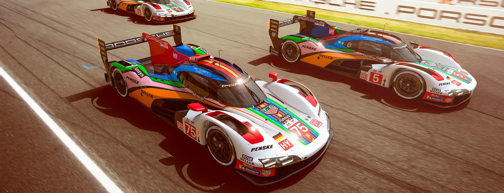 Tre farverige Porsche-racerbiler i høj fart på Le Mans-banen.