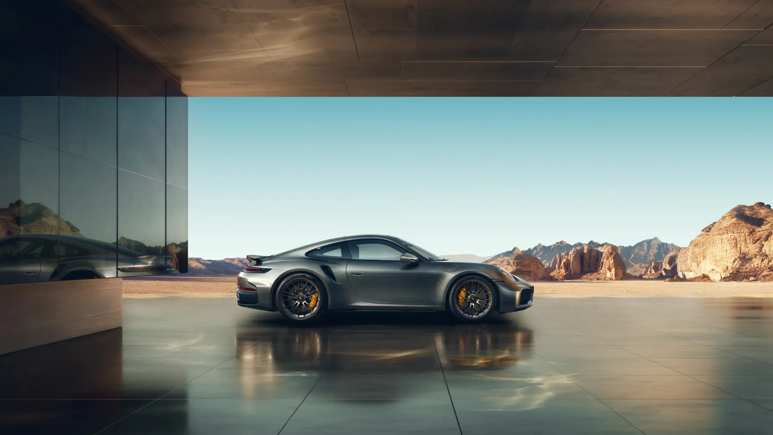 Luksuriøst interiør i en Porsche 911 Turbo S med rat, digital instrumentering og midterkonsol set fra førersædet.