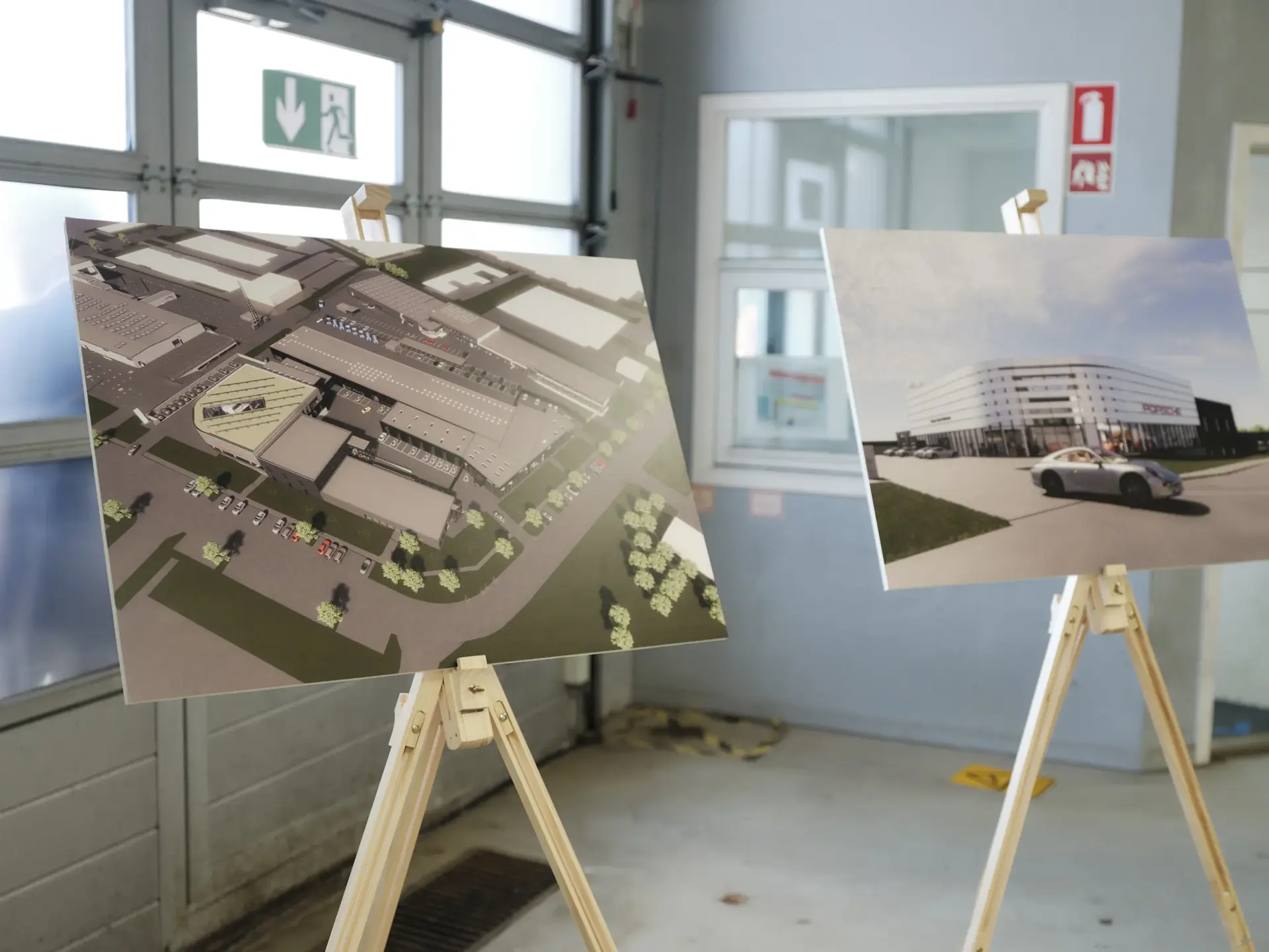 To opstillede staffelier med arkitektvisualiseringer af Semler/Gladsaxe-byggeriet i en industribygning.