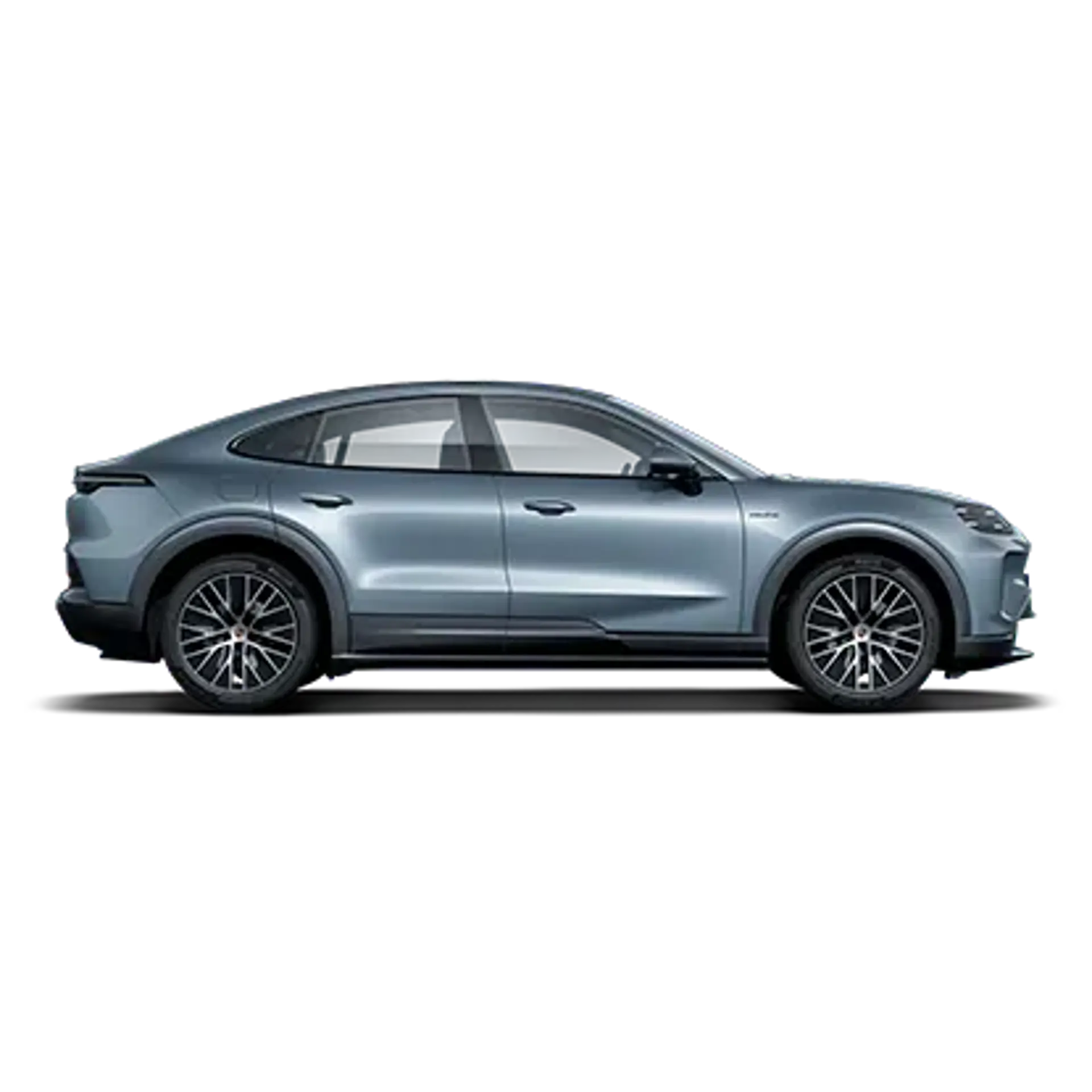 Sølvgrå Porsche Cayenne Coupé E-Performance set fra siden mod hvid baggrund.