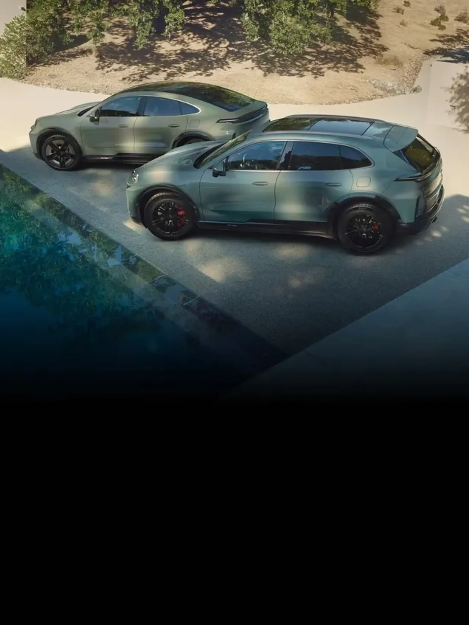 To grønne elektriske Porsche Cayenne-modeller holder parkeret ved siden af en pool i solen.