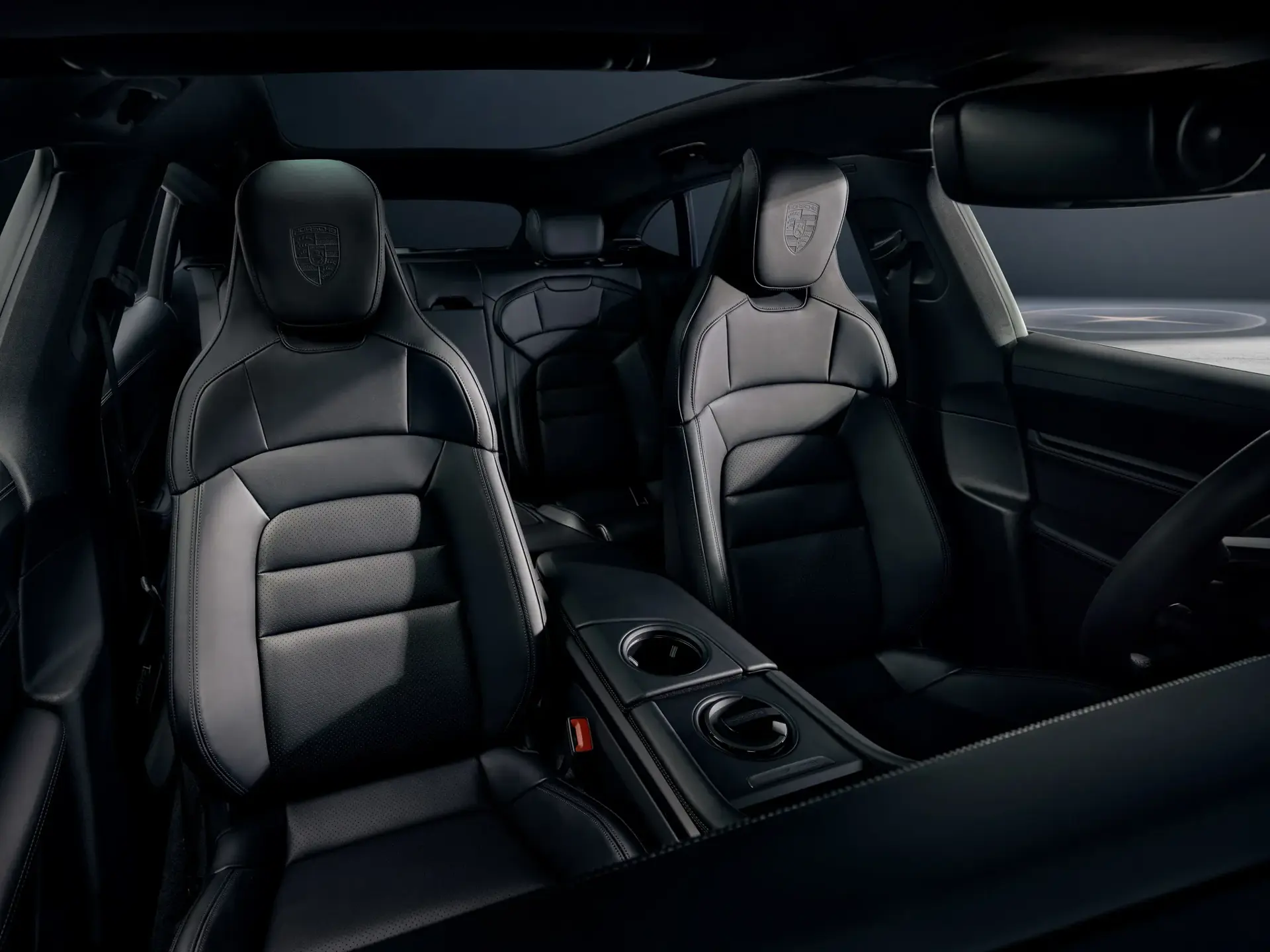 Eksklusivt sort læderinteriør i en Porsche Taycan Black Edition med sportsforsæder og panoramatag.