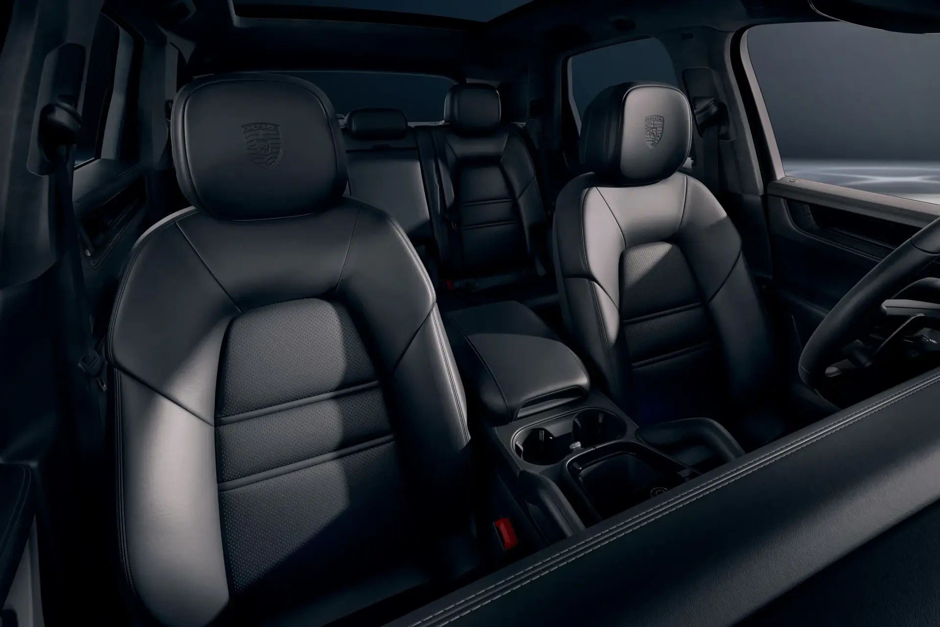 Sort læderkabine i en Porsche Cayenne Black Edition med fokus på de forreste sæder og midterkonsollen.