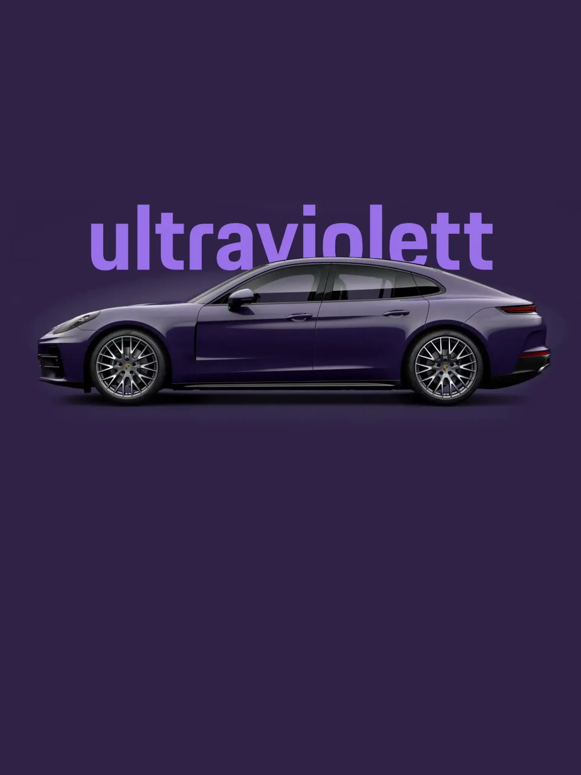 Lilla Porsche Panamera set fra siden på mørkelilla baggrund med teksten “ultraviolett” bag bilen.