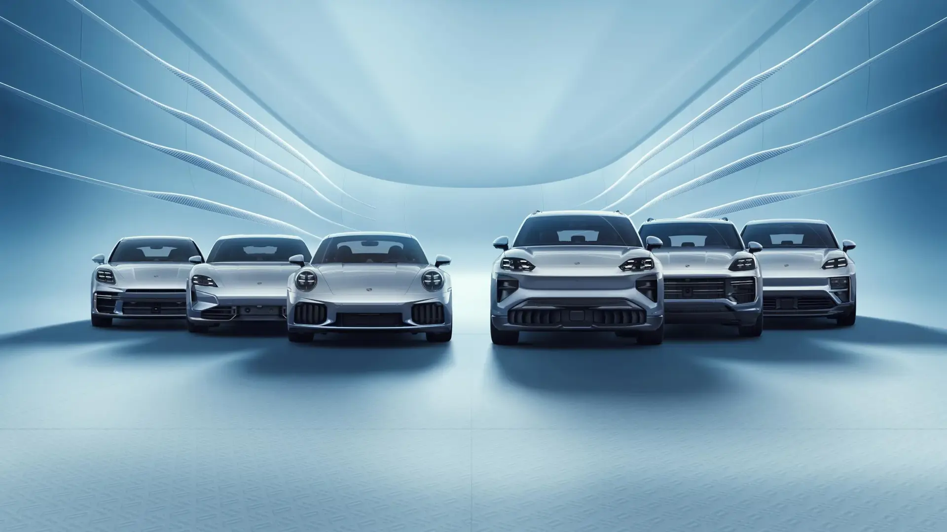 Flåde af seks sølvfarvede Porsche-biler står opstillet på række i et futuristisk, lyseblåt studie.