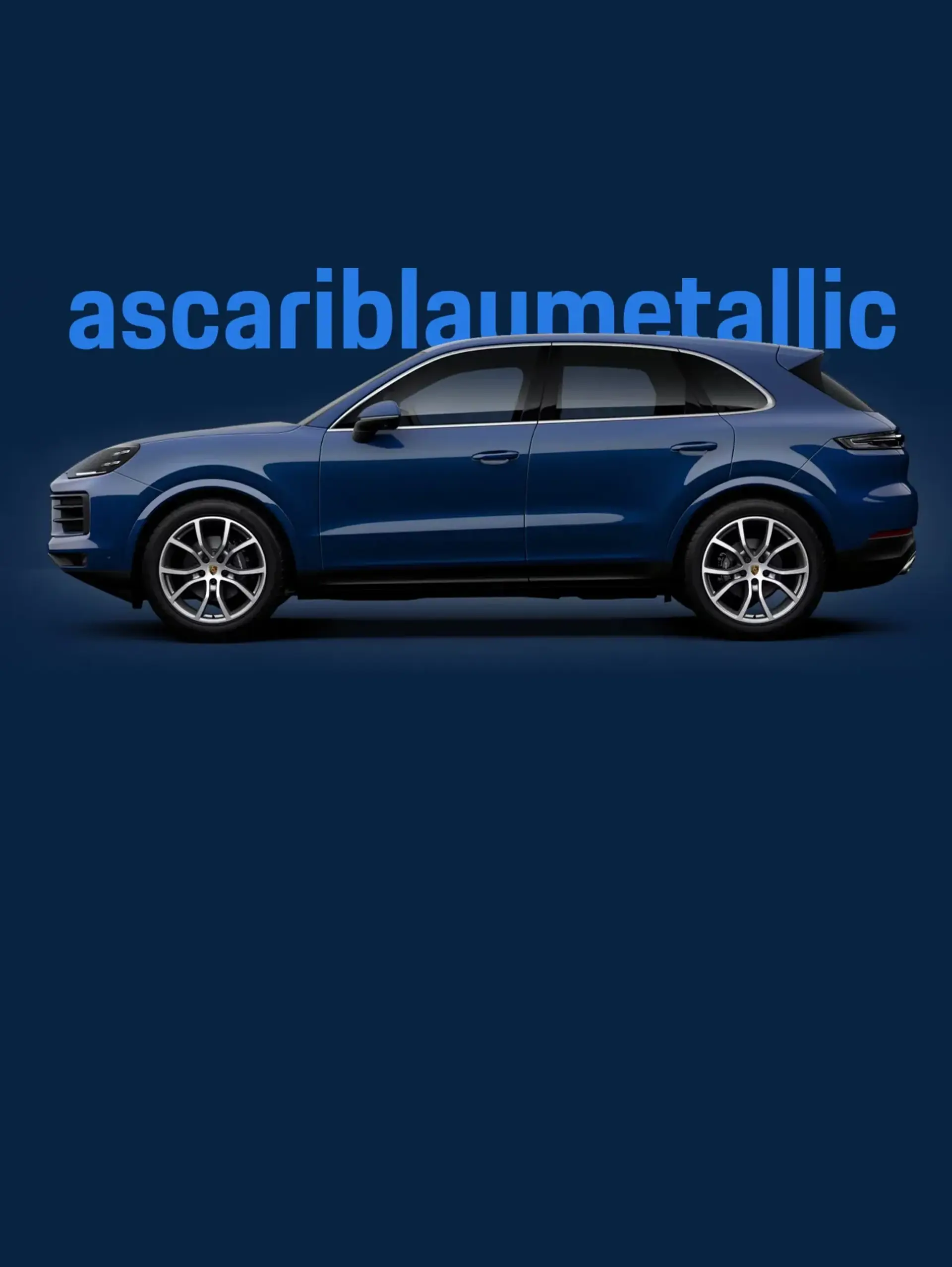Blå Porsche Cayenne i sidenprofil på mørk blå baggrund med teksten “ascariblaumetallic” bag bilen.