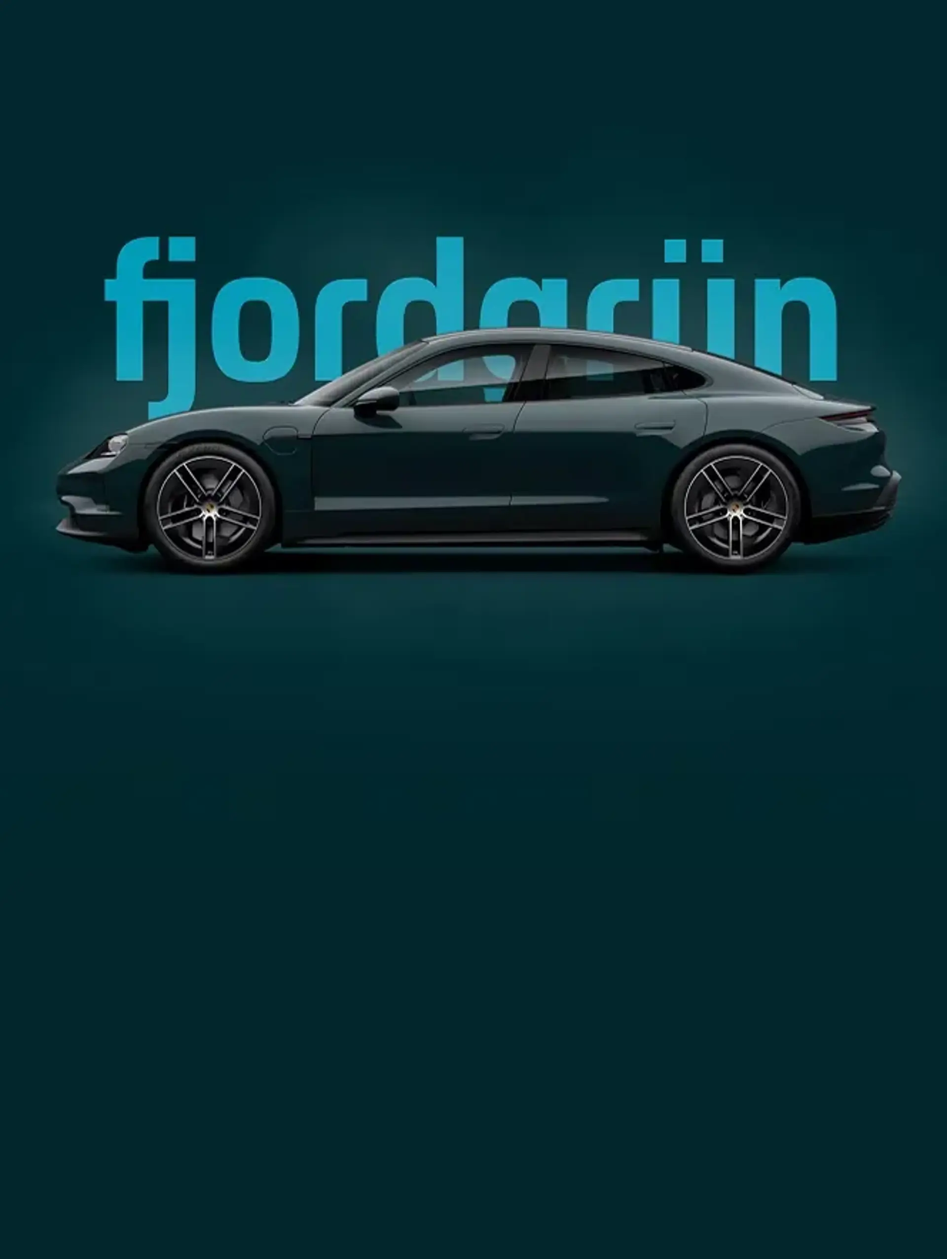 Mørkegrøn Porsche Taycan set fra siden mod en mørk baggrund med teksten “fjordgrün” bag bilen.