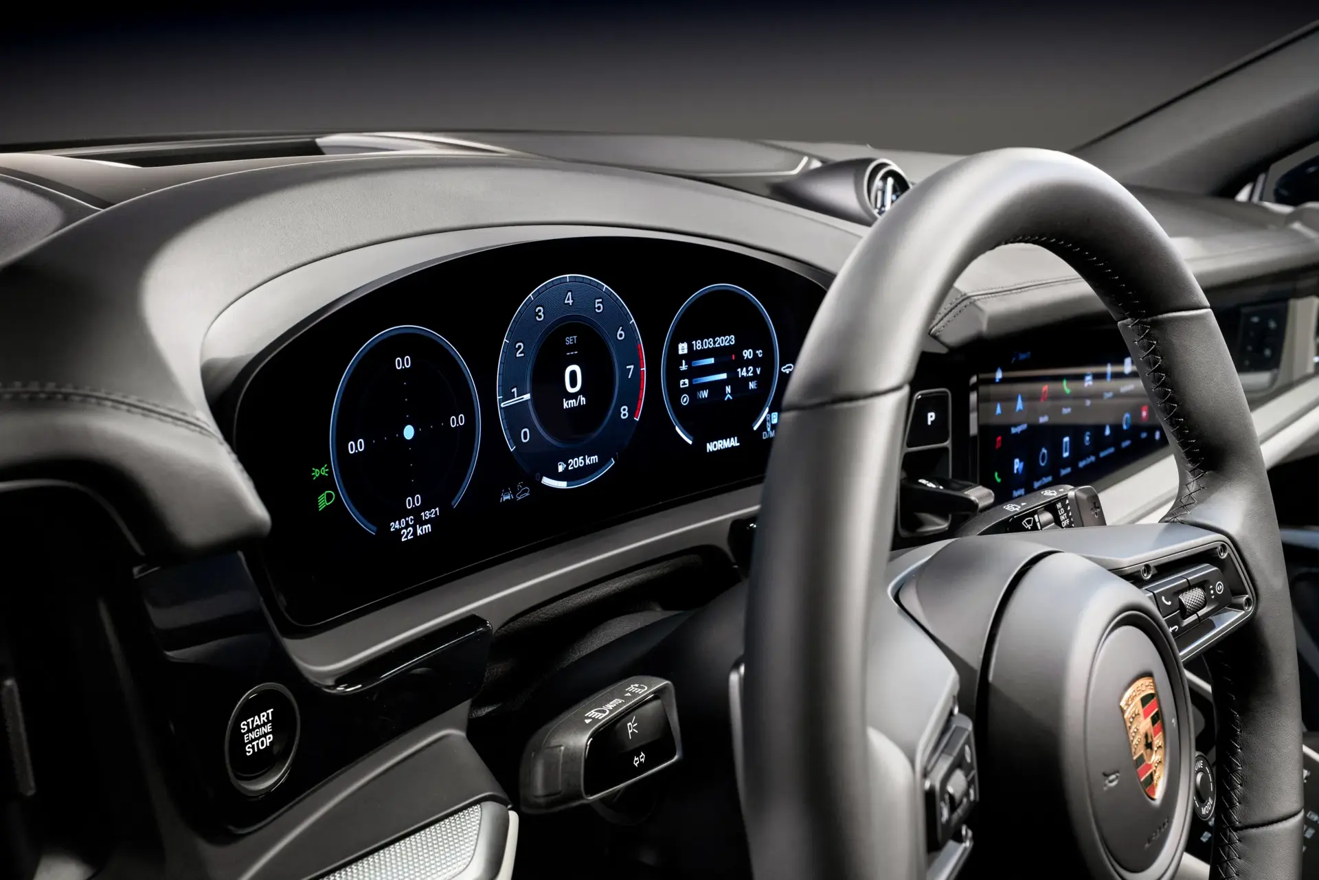 Nærbillede af et moderne Porsche-førerhus med digitalt instrumentpanel og multifunktionsrat.