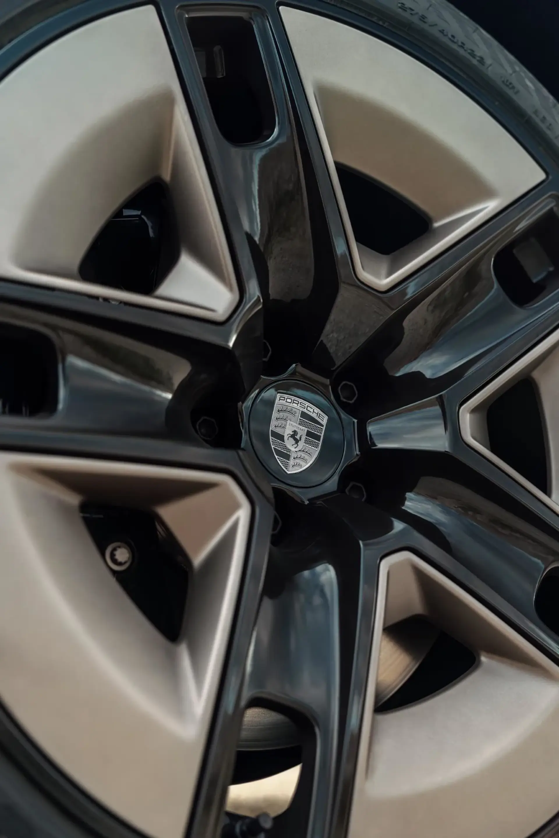 Nærbillede af en Porsche-fælg med logo i midten på en Cayenne Coupé.