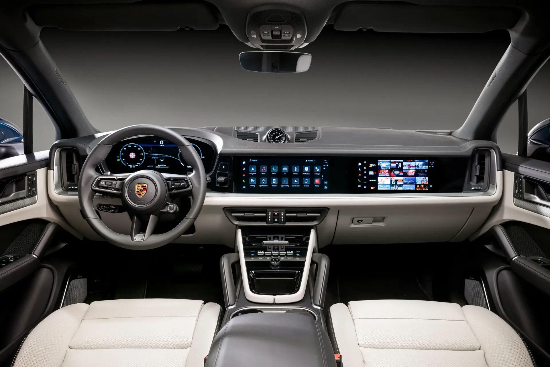 Moderne bilkabine med Porsche-rat, digitale instrumenter og bredt infotainmentskærm over instrumentbrættet.